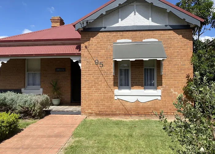 Merala A Cosy Cottage With Easy Stroll To Cbd